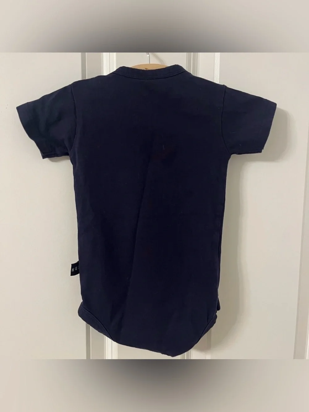 Huxbaby Unisex Seal Embroidery Short Sleeve Onesie in navy